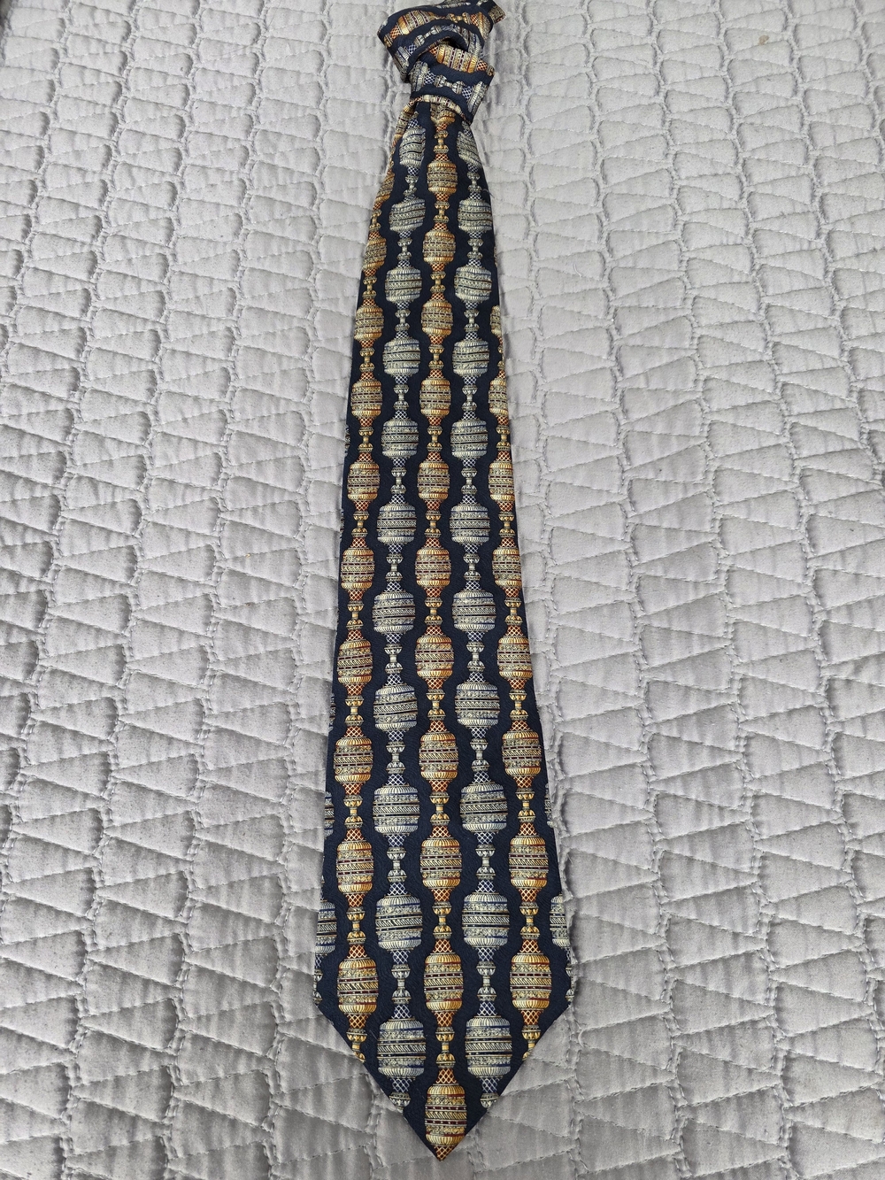 Metropolitan Museum Men's Navy Patterned Silk Tie in Gold and Gray